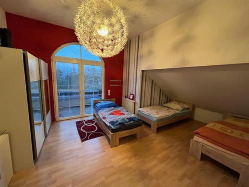 - une chambre avec un lustre et 2 lits dans l'établissement Ferienhaus ideal für Monteure, à Stemwede