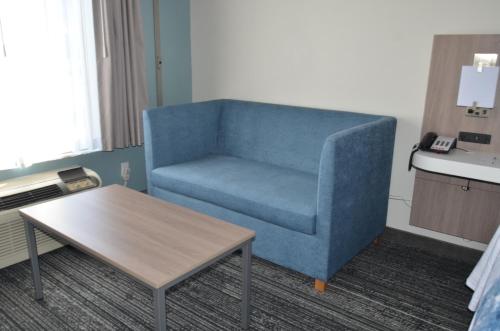 Area soggiorno di Americas Best Value Inn & Suites-Foley