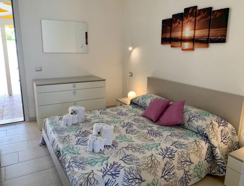 ein Schlafzimmer mit einem Bett mit Handtüchern darauf in der Unterkunft Cala Bianca app 1 in SantʼAntìoco