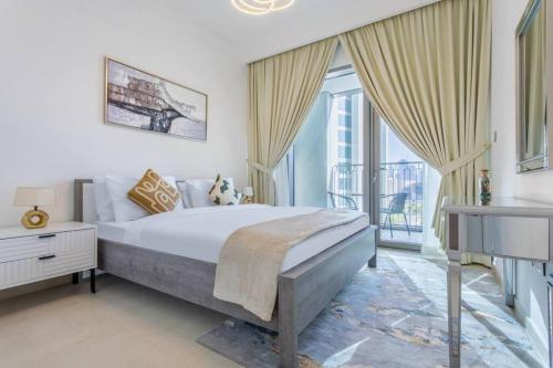 um quarto com uma cama e uma grande janela em 3br Facing Dubai Mall 5 Min Walk To Burj Khalifa em Dubai