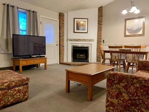 sala de estar con TV y chimenea en Endless Mountain Resort en Union Dale