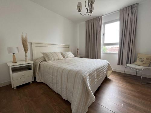 une chambre blanche avec un lit et une fenêtre dans l'établissement Depto Al A - Depto Zona Playa Grande para 4 PAX Con Cochera - Hola Sur, à Mar del Plata
