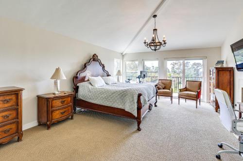 um quarto com uma cama, uma mesa e cadeiras em Luxury Rancho Santa Fe Villa in Del Mar with Pool! em Del Mar