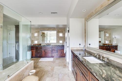 uma casa de banho com 2 lavatórios e um espelho grande em Luxury Rancho Santa Fe Villa in Del Mar with Pool! em Del Mar