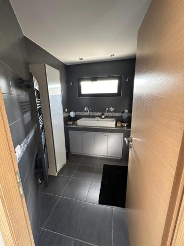 une salle de bain avec un lavabo et une baignoire dans l'établissement Nice Living Hôtel Particulier Piscine, à Saint-Laurent-du-Var