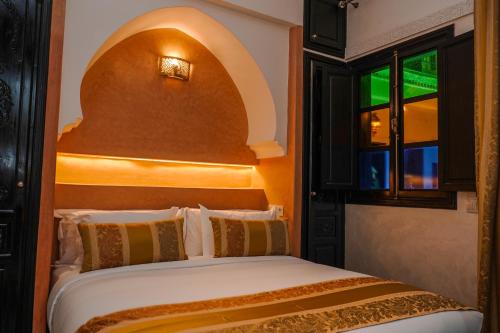 1 dormitorio con cama y ventana en Riad Roummana Marrakech, en Marrakech