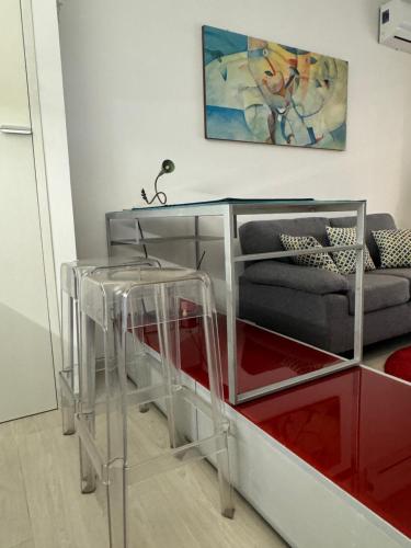 un soggiorno con divano e tavolo in vetro di Civico 45 ad Ancona