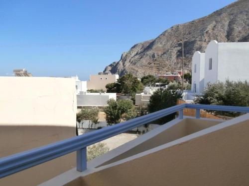 balcón con vistas a la montaña en Narkissos Hotel en Kamari