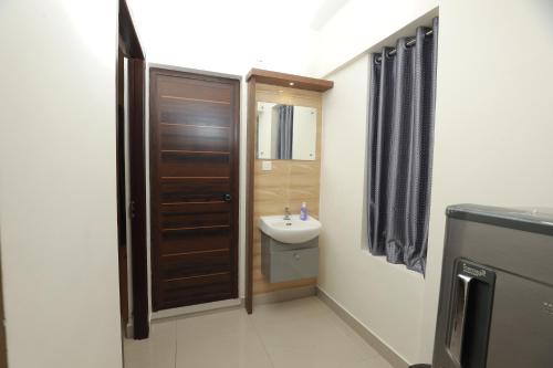 uma pequena casa de banho com lavatório e WC em Vvpserviceapartment cochin international airport em Nedumbassery