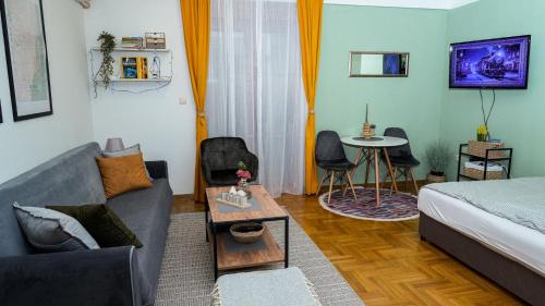 een woonkamer met een bank en een tafel bij Studio33 in Konik