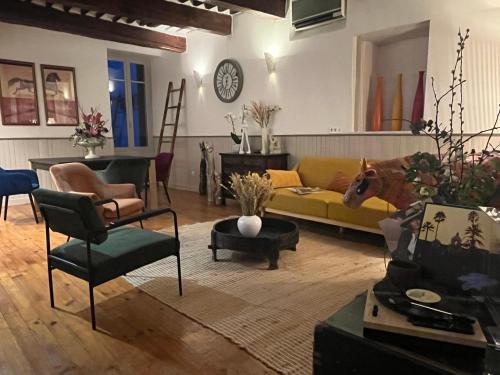 a living room with a couch and a horse in it at Le Clos d'Orange - Hotel & ville de Provence in Orange