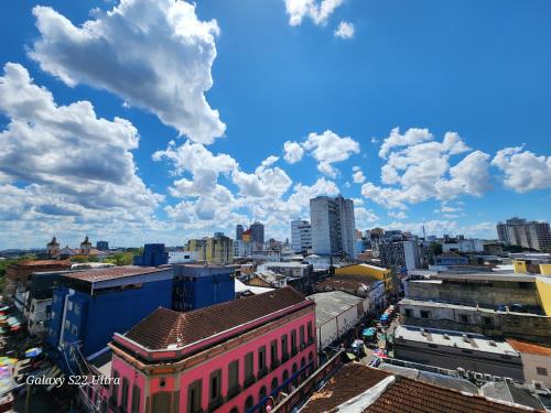 um horizonte da cidade com nuvens no céu em Apartamento Centro Manaus 721 em Manaus