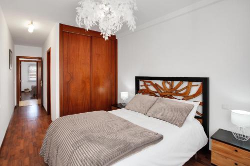 コラレホにあるVilla Corralejoのベッドルーム1室(ベッド1台、シャンデリア付)