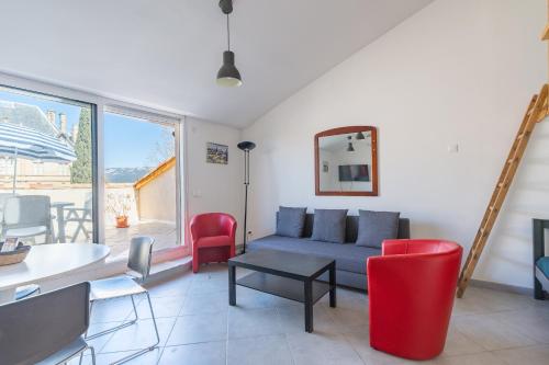 a living room with a couch and a table at Vaste appart de 50 m2 climatisé -n5 in Charleval