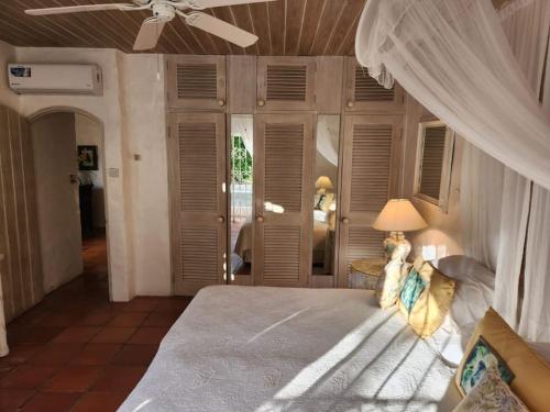 Ένα ή περισσότερα κρεβάτια σε δωμάτιο στο Fabulous condo, 5 mins from Mullins Beach.