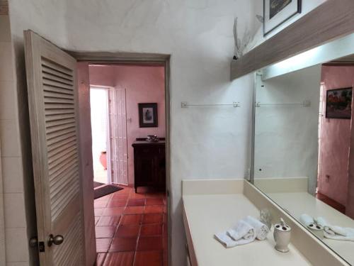 Ένα μπάνιο στο Fabulous condo, 5 mins from Mullins Beach.