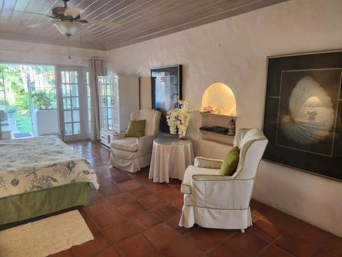 Ένα ή περισσότερα κρεβάτια σε δωμάτιο στο Fabulous condo, 5 mins from Mullins Beach.