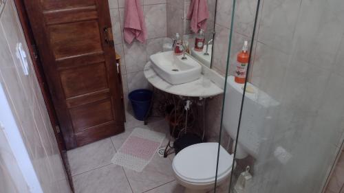 Casa com piscina em 6 min a pé da praia de Jaconé في ماريكا: حمام صغير مع مرحاض ومغسلة