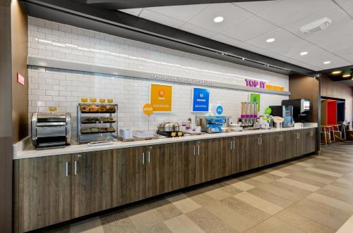 a restaurant with a counter with aasteryasteryasteryasteryasteryasteryasteryasteryastery at Tru By Hilton Christiansburg in Christiansburg