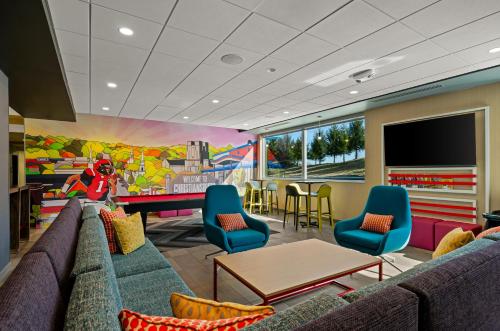 a living room with a couch and a tv at Tru By Hilton Christiansburg in Christiansburg