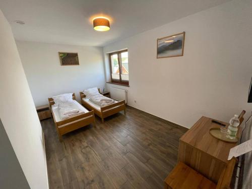 a living room with two chairs and a table at Pokoje w Moszczenicy U Pasonia in Stary Sącz