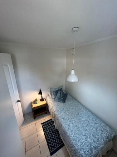 A bed or beds in a room at Habitación con Baño Privado San Carlos de Apoquindo