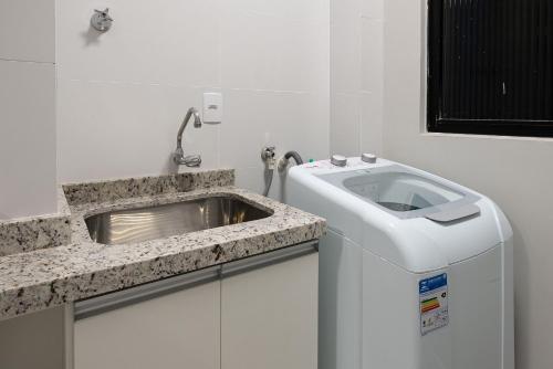 La salle de bains est pourvue d'un lavabo et d'une poubelle. dans l'établissement Apto aconchegante a 450m do mar EAN503, à Balneário Camboriú