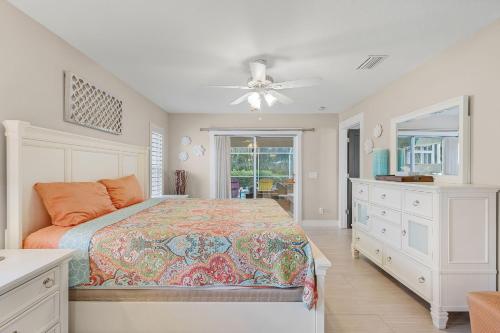 - une chambre avec un lit et un ventilateur de plafond dans l'établissement Lush Privacy, Large Outdoor Living Space, Heated Pool,& Pet-friendly - Villa Veronica- Roelens, à Cape Coral