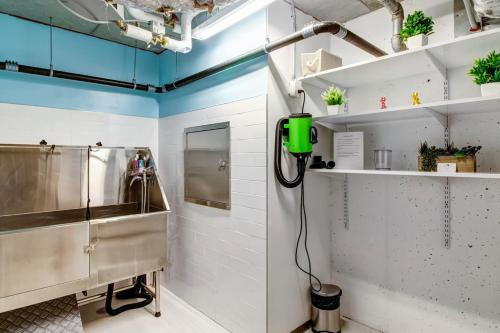 um laboratório com uma máquina verde numa sala em Downtown 1BR w Gym Doorman WD nr Chinatown BOS-224 em Boston
