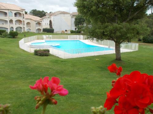 une piscine dans la cour d'une maison dans l'établissement Appartement Moliets plage, avec piscine, à Moliets-et-Maa
