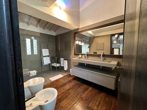 a bathroom with two sinks and a large mirror at The River View in Florence "Costante Art & Design" in Florence
