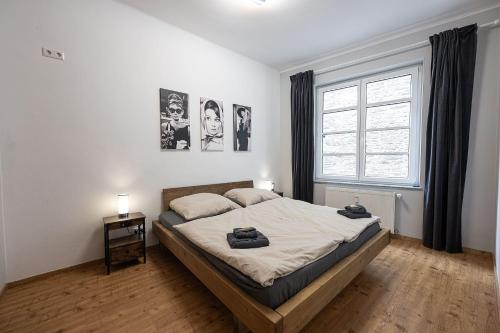 een slaapkamer met een groot bed en een raam bij Wohnwerk Altbau Suite in Traben-Trarbach