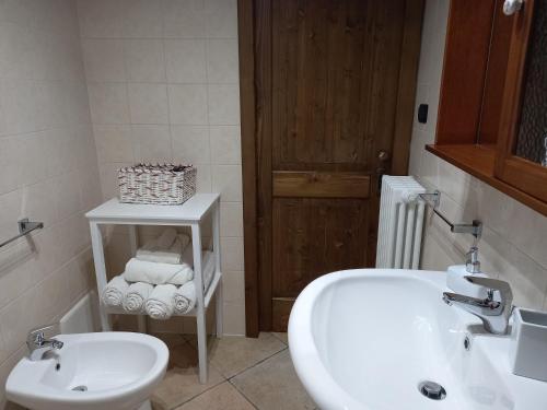 蒙泰羅尼迪萊切的住宿－Curti Russi，浴室配有白色水槽和卫生间。