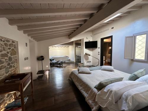 1 dormitorio con 1 cama grande y chimenea en The River View in Florence "Costante Art & Design", en Florencia