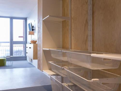 uma casa de banho com armários de madeira e lavatórios de aço inoxidável em Studio Les Arcs 2000, 1 pièce, 5 personnes - FR-1-346-362 em Arc 2000