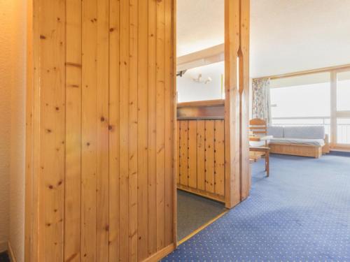 d'une chambre avec des murs lambrissés. dans l'établissement Appartement Lumineux: 2 Pièces, Balcon Sud-Ouest, Wifi, Centre Station - FR-1-346-410, à Arc 1800