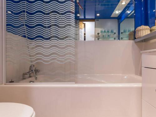a bathroom with a tub and a sink and a toilet at Appartement Les Arcs 1800, 2 pièces, 6 personnes - FR-1-346-412 in Arc 1800