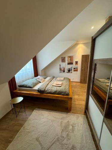 1 dormitorio con 1 cama y 1 silla en una habitación en Cozy flat in the city center, en Plzeň