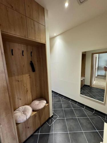 Habitación con 2 estanterías con almohadas y espejo. en Cozy flat in the city center, en Plzeň