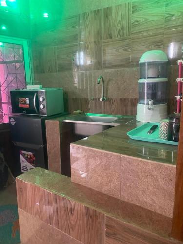 een keuken met een aanrecht en een koffiezetapparaat bij La fierté in Ziguinchor