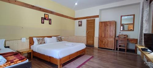 Gallery image of Tirthan Grand Riverside in Banjār