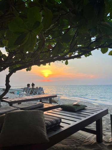 - une table de pique-nique sur la plage au coucher du soleil dans l'établissement Windy Waves Kite Beach & Nature Resort, à Kalpitiya