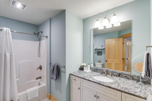 y baño con lavabo, ducha y espejo. en White Mountain Home Near Lakes and Kancamagus Hwy!, en Madison