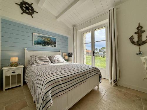 1 dormitorio con cama y ventana grande en Maison La Brée-les-Bains, 3 pièces, 4 personnes - FR-1-246A-285, en La Brée-les-Bains