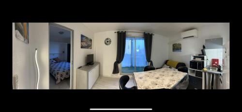 Televízia a/alebo spoločenská miestnosť v ubytovaní Appartement VALRAS-PLAGE bord de mer