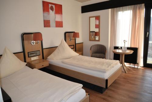 A bed or beds in a room at Hotel Paffhausen