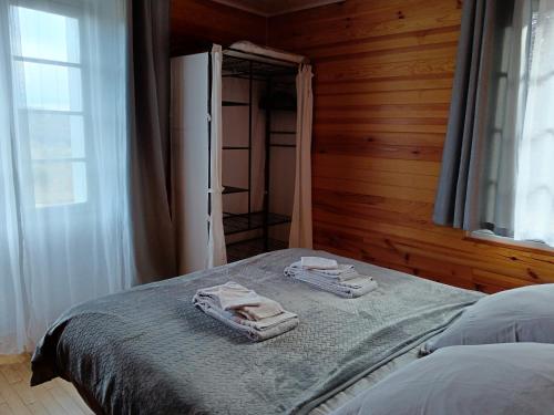 1 dormitorio con 1 cama con 2 toallas en Gîte Chez Pierrot - La vallée des châteaux, en La Roque-Gageac