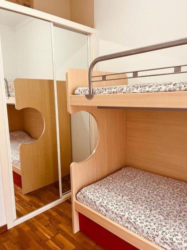 Tempat tidur susun dalam kamar di Bonito Piso con 2 habitaciones