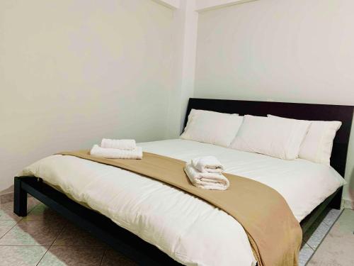 sypialnia z łóżkiem z dwoma ręcznikami w obiekcie Little apartment w mieście Patras