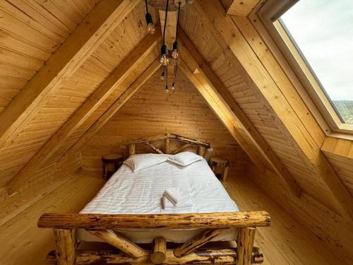 Una cama o camas en una habitación de La cabane COMANDAU